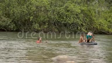 电影制作人用他的gopro拍摄土著儿童在水中玩耍